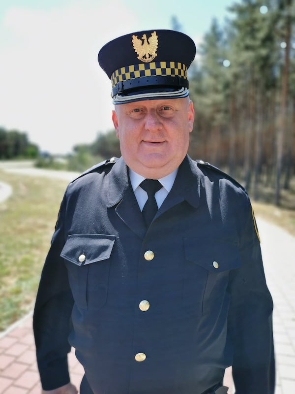 Komendant Straży Miejskiej Dariusz Rączkowski w mundurze