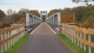 Ścieżka rowerowa przebiegająca przez stalowy most