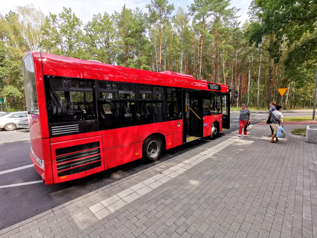 Na zdjęciu znajduje się autobus Międzygminnego Przedsiębiorstwa SubBus. Przed autobusem znajdują się pasażerowie