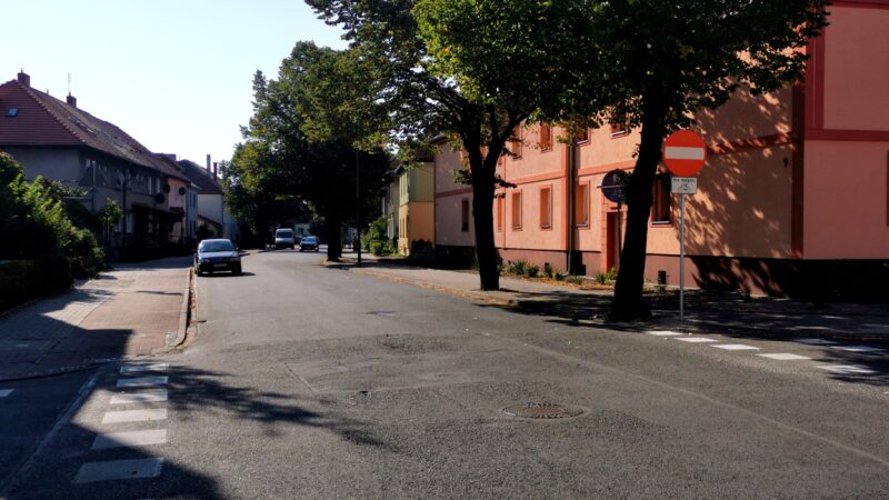 Na zdjęciu widać odcinek ulicy od skrzyżowania Kossaka i Rydla aż do ulicy Wojska Polskiego. Po prawej stronie widoczny jest znak zakaz wjazdu. W dali po lewej stronie stoi zaparkowany samochód