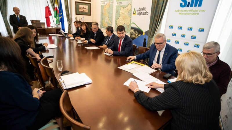 prezydent Jacek Milewski siedzący przy stole wraz z włodarzami gmin lubuskiego trójmiasta