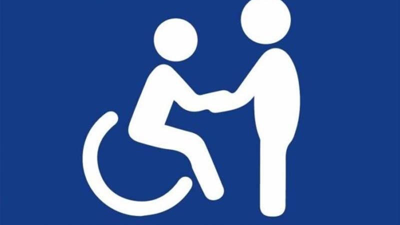 symbol niepełnosprawności dwie osoby, jedna na wózku inwalidzkim