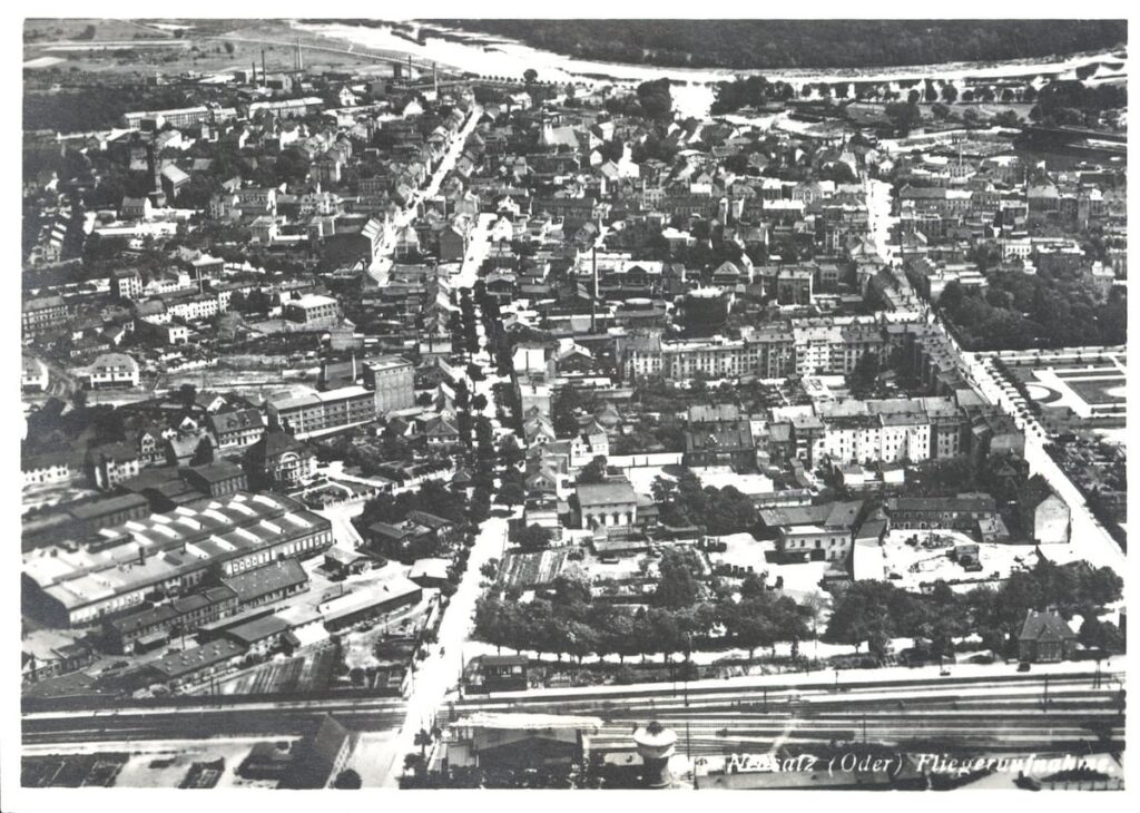 Czarno-białe, archiwalne zdjęcie Nowej Soli z lotu ptaka