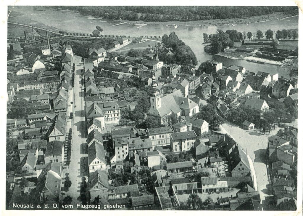 Czarno-białe, archiwalne zdjęcie Nowej Soli z lotu ptaka