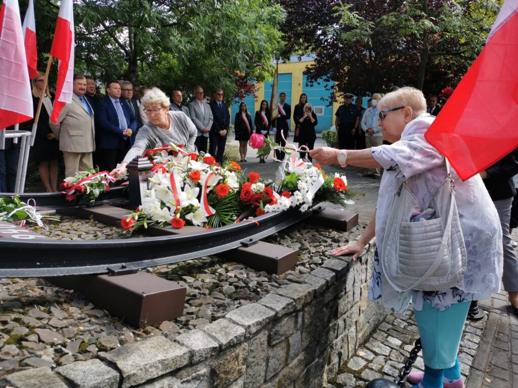 Sybiracy składają kwiaty przed pomnikiem Sybiraka