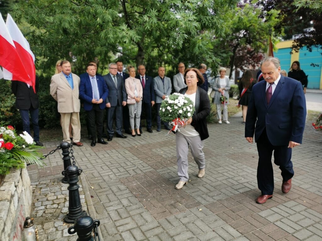 Nowosolanie składają kwiaty przed pomnikiem Sybiraka