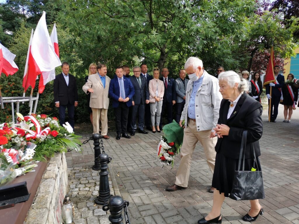 Na zdjęicu widzimy przewodniczącą koła Związku Sybiraków w Nowej Soli Danutę Cygan, która składa kwiaty przed pomnikiem Sybiraka. W tle pozostali uczestnicy uroczystości