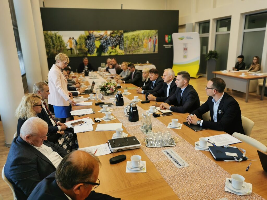 Na zdjęciu przedstawiciele lubuskich samorządowców na spotkaniu z marszałek województwa Elżbietą Polak