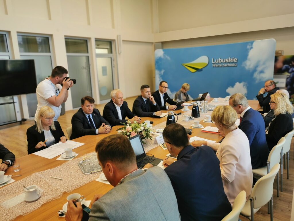 Na zdjęciu przedstawiciele lubuskich samorządowców na spotkaniu z marszałek województwa Elżbietą Polak