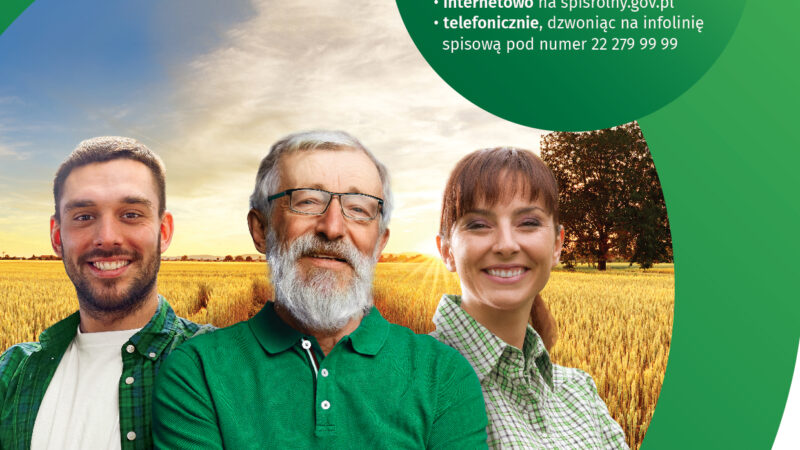Na plakacie znajdują się szczegółowe informacje dotyczące powszechnego spisu rolnego 2020. Na obrazku znajduje się dwóch mężczyzn i jedna kobieta po prawej stronie