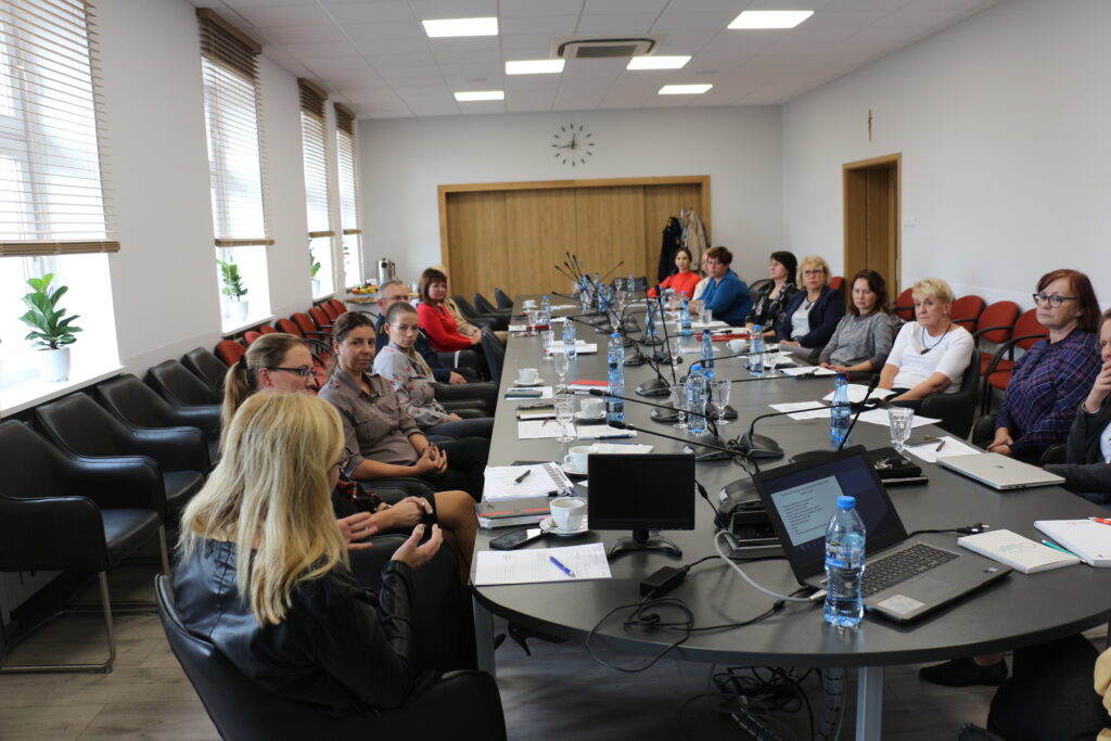 Uczestnicy spotkania dotyczącego prac nad Miejską Strategią Rozwiązania Problemów Społecznych w trakcie dyskusji