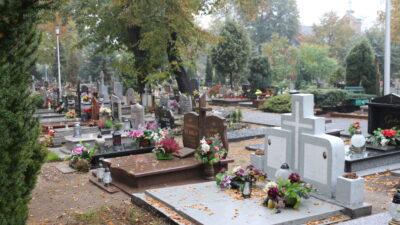Na zdjęciu cmentarz komunalny przy ulicy Wandy w Nowej Soli. Widok na nagrobki jesienną porą.