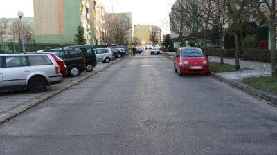 fragment uliczki wzdłuż bloku nr 20 przy ulicy Matejki i Fredry