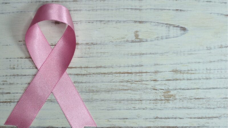 Różówa wstążka, symbol walki z rakiem piersi.