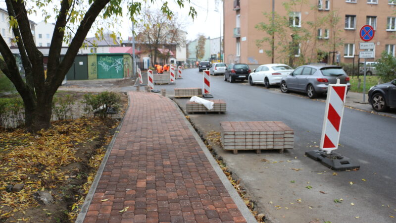 remont chodników przy ulicy wesołej w Nowej Soli - pierwsze metry nowego chodnika, położona kostka brukowa