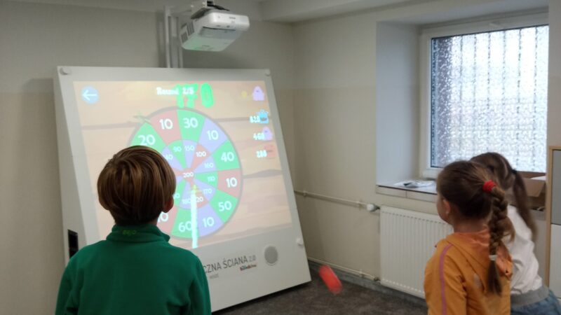 dzieci przed multimedialną tablicą w w sali doświadczeń świata