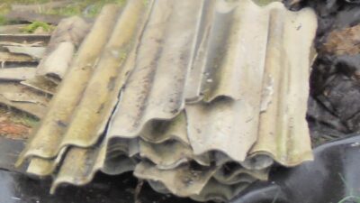na zdjęciu fragmenty pokrycia dachowego ze szkodliwego eternitu