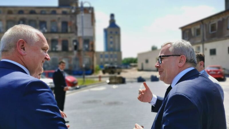 wojewoda lubuski oraz prezydent miasta, w tle wieża na Odrze