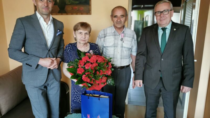 od lewej kierownik USC Sławomir Wojciechowski, państwo Janina i Piotr Kubów oraz prezydent Jacek Milewski