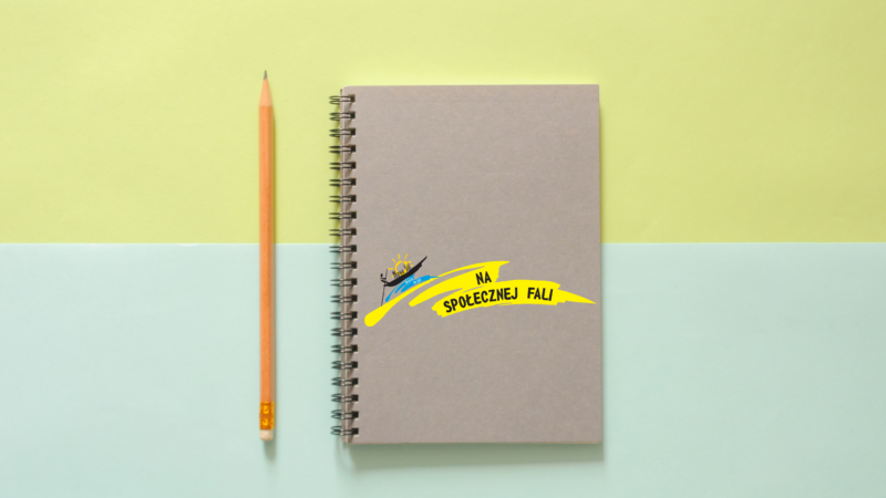 Ołówek i zeszyt z logo Na społecznej fali