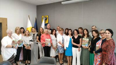 prezydent Beata Kulczycka w otoczeniu nauczycieli i dyrektorów szkół podstawowych i średnich w Nowej Soli